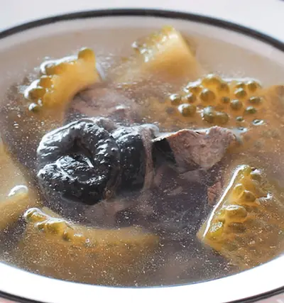 山苦瓜燉雞湯