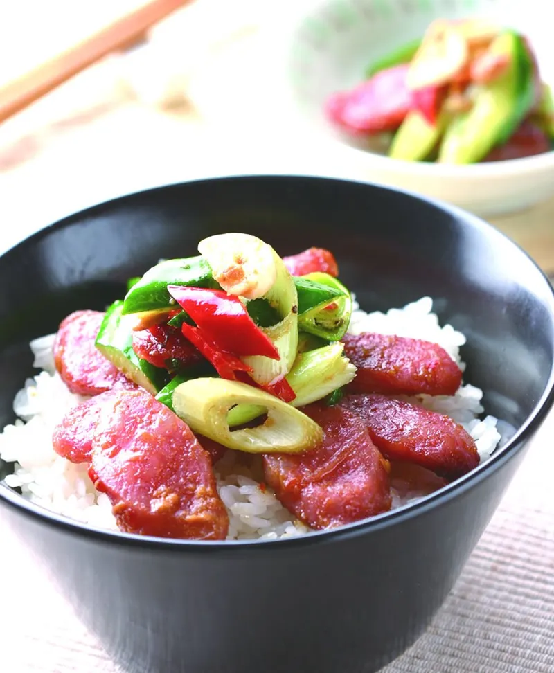 蒜苗香腸蔬菜飯