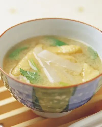 薄揚蘿蔔味噌湯