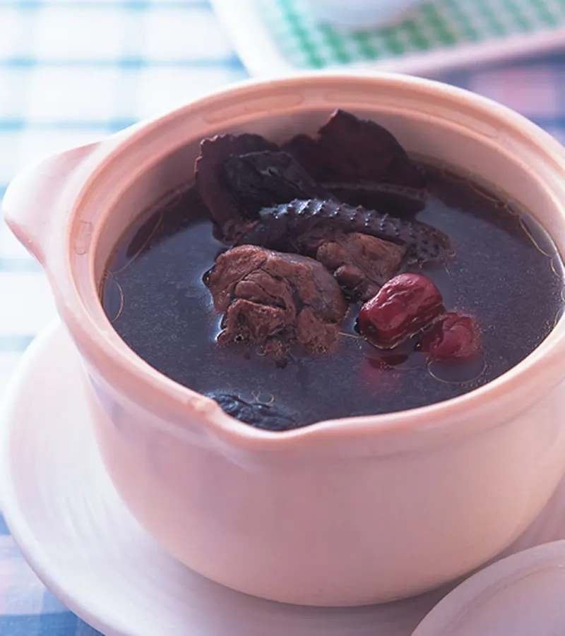 何首烏煲雞湯
