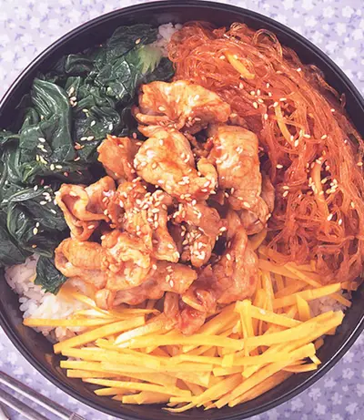 雞肉拌飯