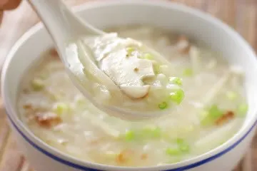 用生米煮竹筍粥