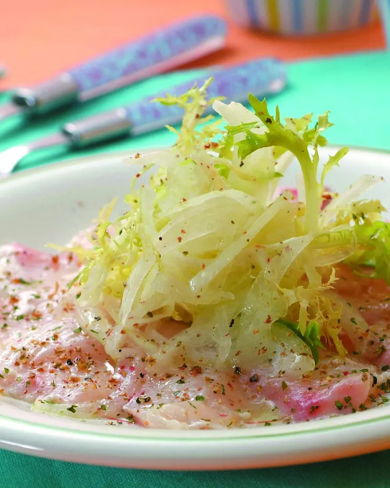 醃漬鯛魚拌生菜