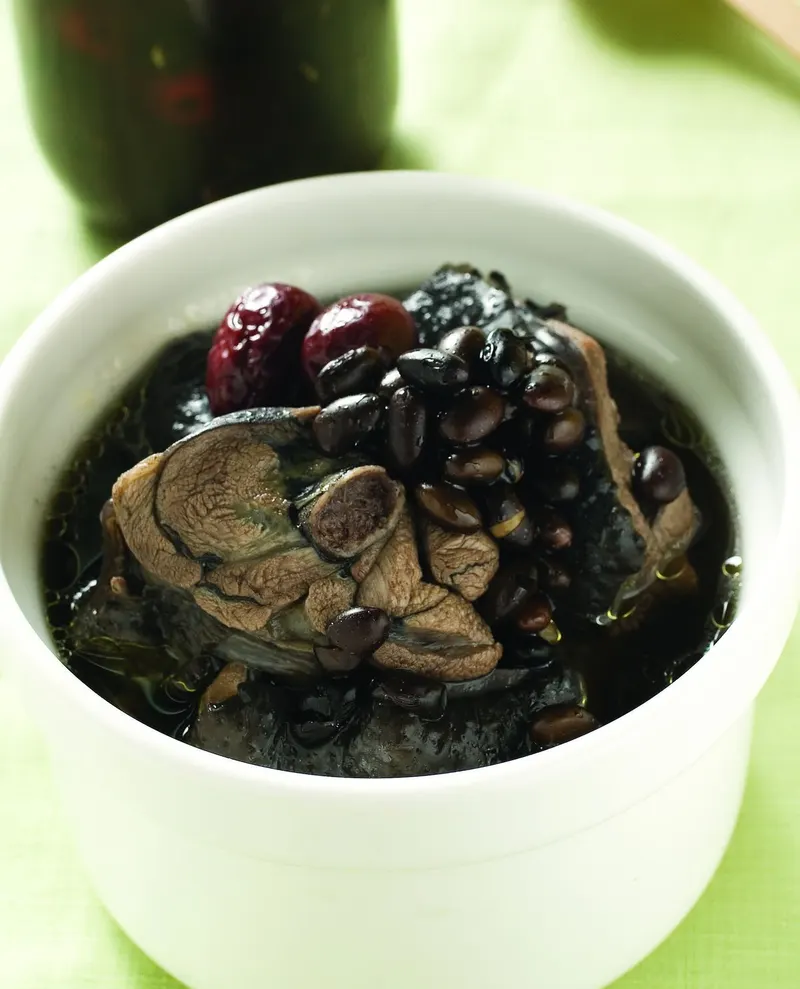 黑豆酒烏骨雞湯