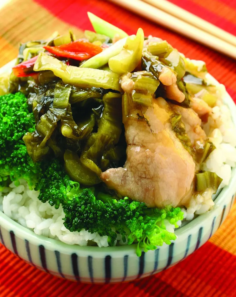 酸菜肉片蓋飯