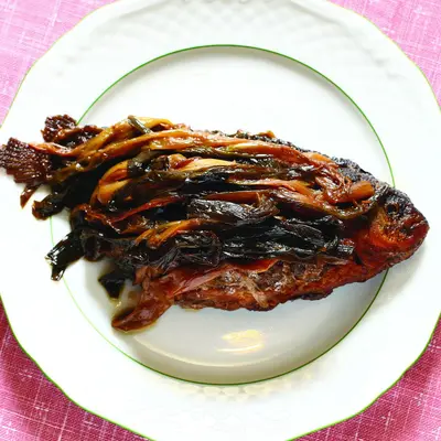 蔥靠鯽魚