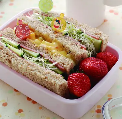 火腿蔬菜全麥三明治
