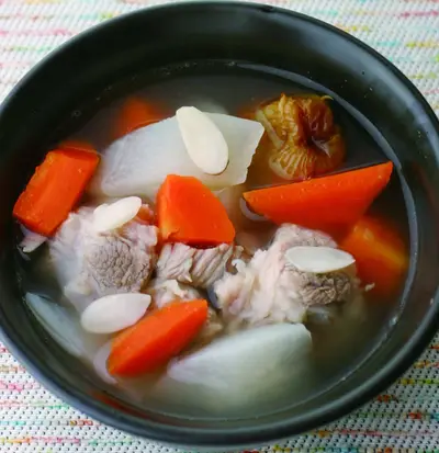 紅白蘿蔔肉骨湯