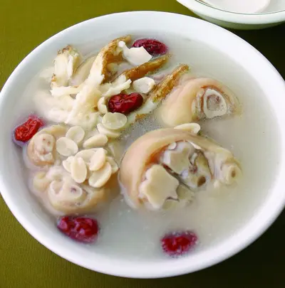 當歸花生豬腳湯