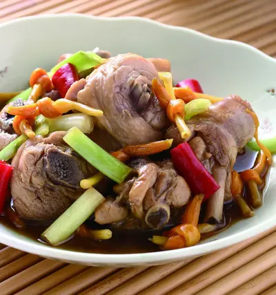 金針燜雞肉