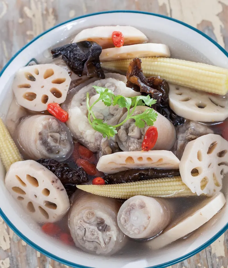蓮藕木耳玉筍豬尾湯