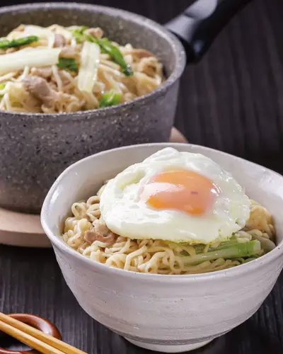炒泡麵丼