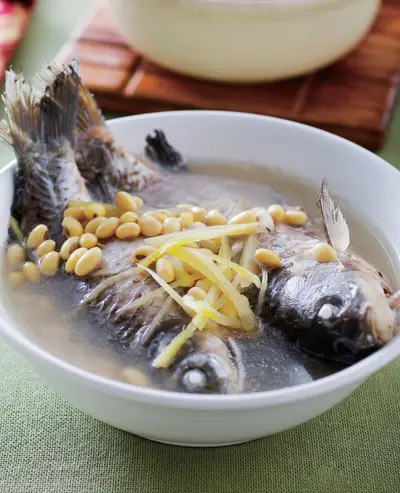 黃豆煨鯽魚