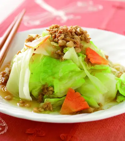 燙高麗菜淋肉燥