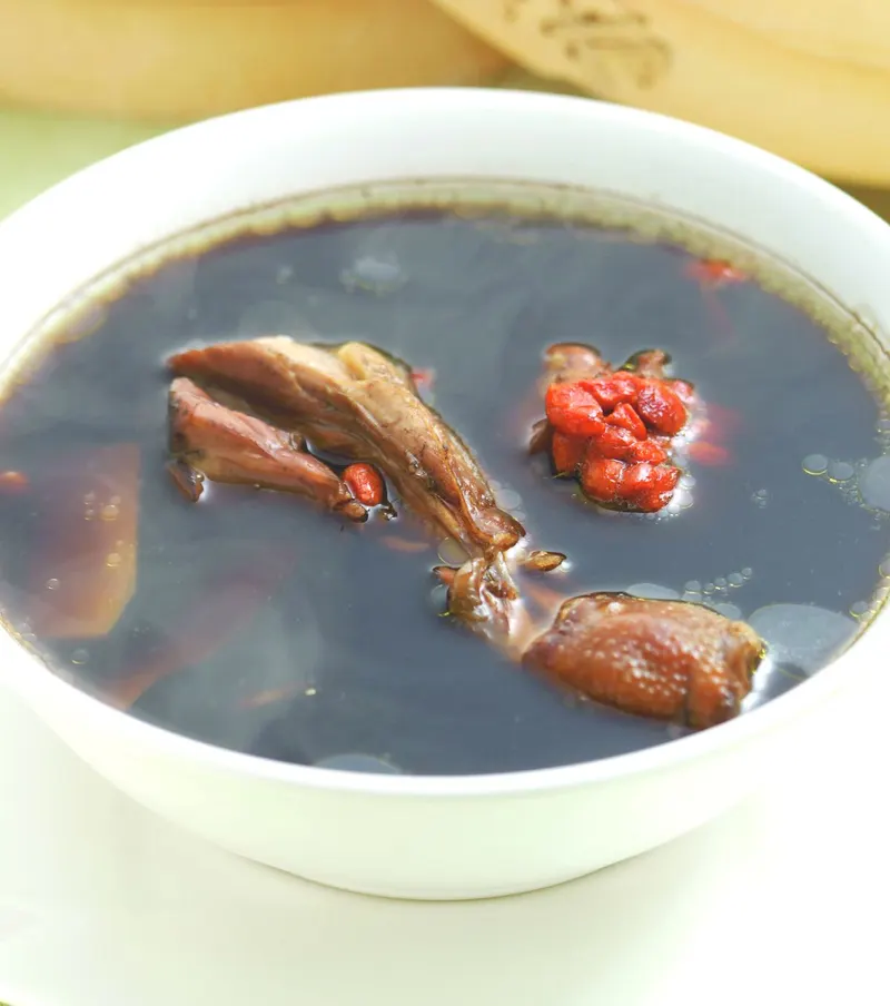 竹笙鳳腿湯